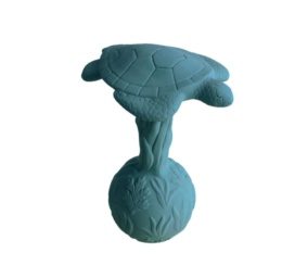 Изготовленная вручную из натурального биоразлагаемого каучука, свободного от химических веществ, игрушка-прорезыватель и погремушка "ЧЕРЕПАХА" от NATRUBA, подходит для детей от 0 месяцев.