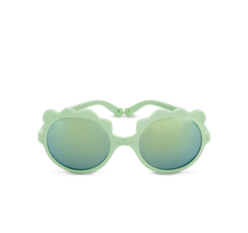 Детские солнцезащитные очки KIETLA LION с зелёной оправой цвета САЛЬВИЯ для детей в возрасте 2-4 лет имеют безвинтовую и 100% небьющуюся конструкцию, высокую защиту от UVA и UVB лучей и поляризационные линзы.
